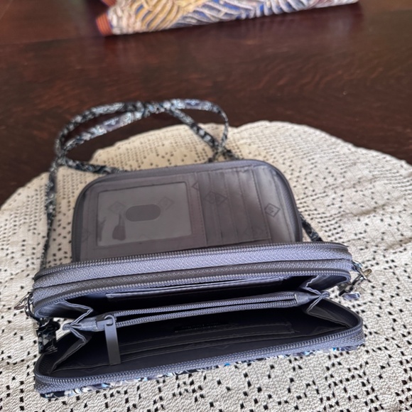 Vera Bradley small crossbody purse wallet b/w/blue floral excellent condition - Picture 5 of 14